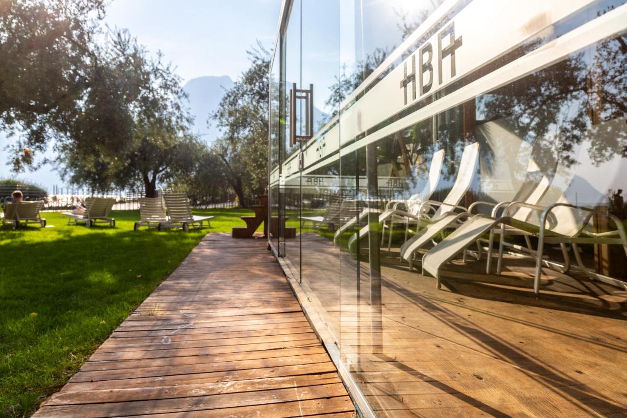 Hotel Baia Azzurra - Lake Front Torbole Sul Garda Extérieur photo