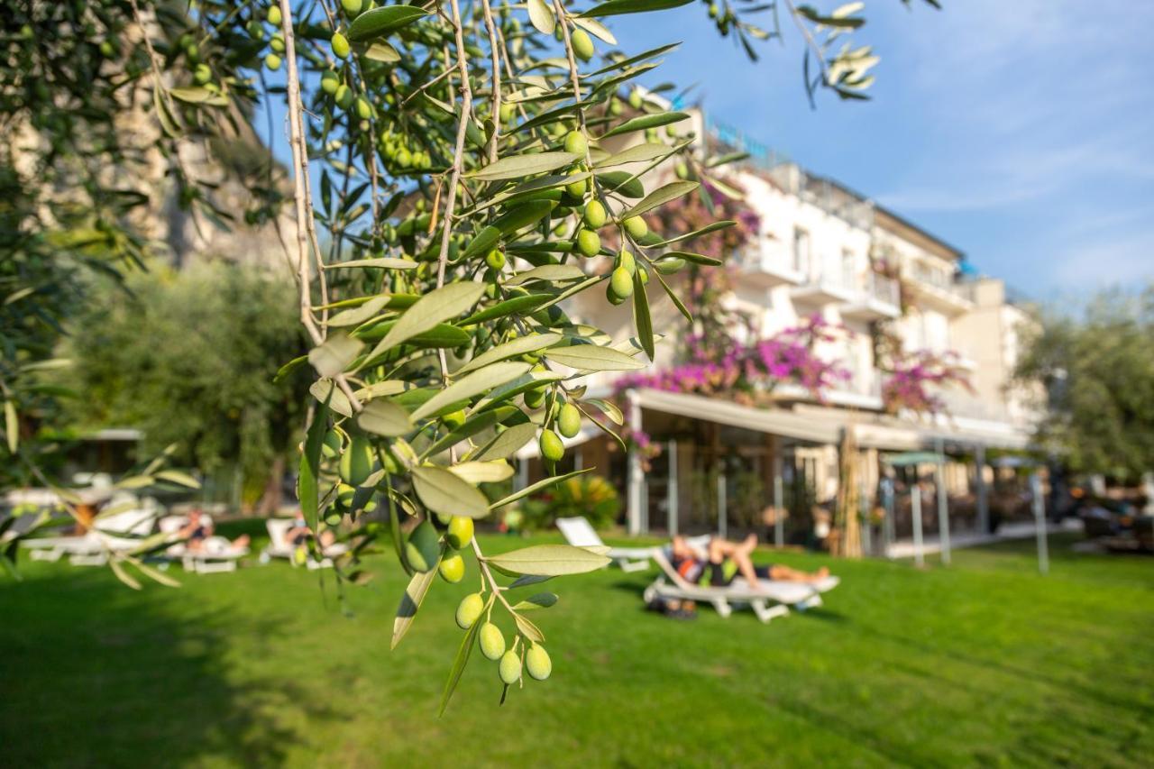 Hotel Baia Azzurra - Lake Front Torbole Sul Garda Extérieur photo