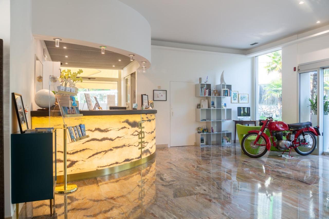 Hotel Baia Azzurra - Lake Front Torbole Sul Garda Extérieur photo