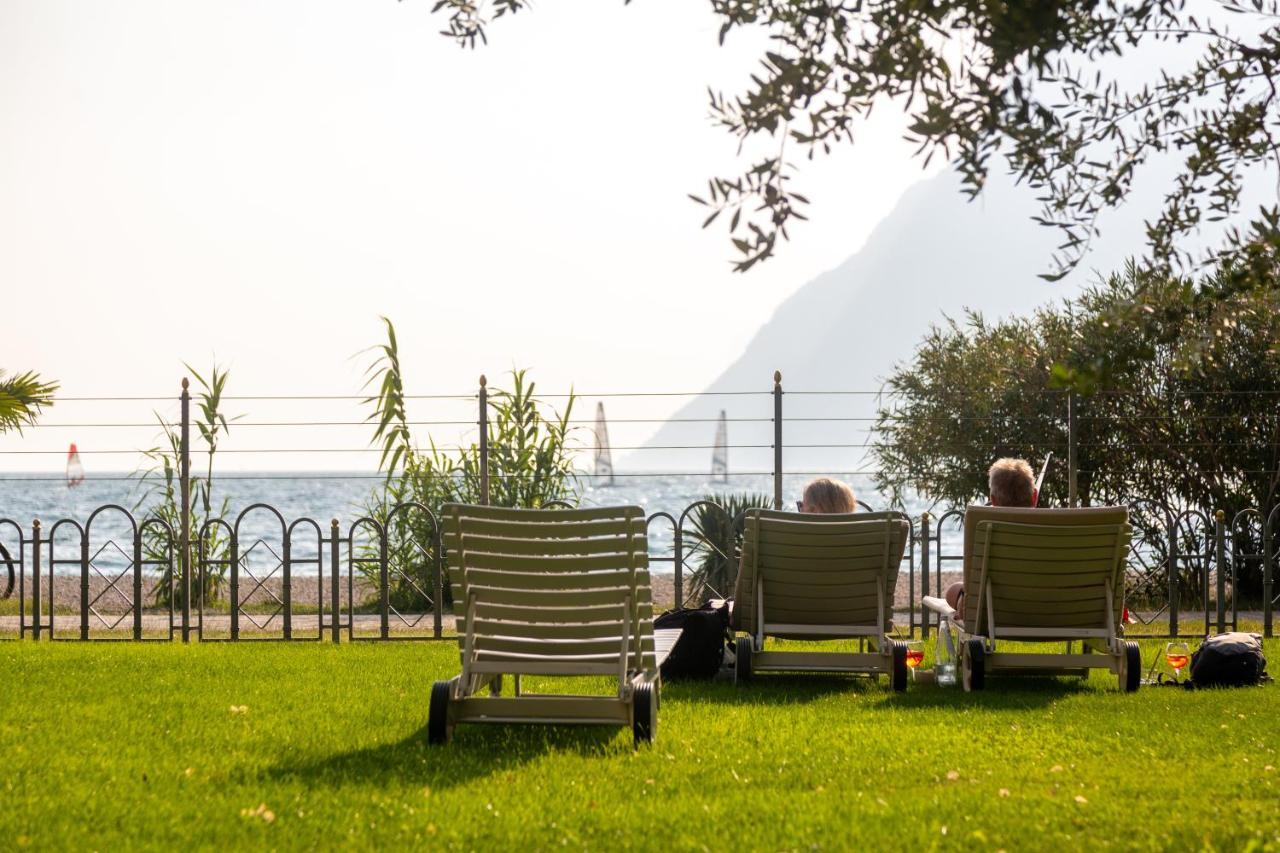 Hotel Baia Azzurra - Lake Front Torbole Sul Garda Extérieur photo