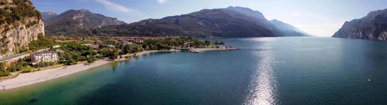 Hotel Baia Azzurra - Lake Front Torbole Sul Garda Extérieur photo