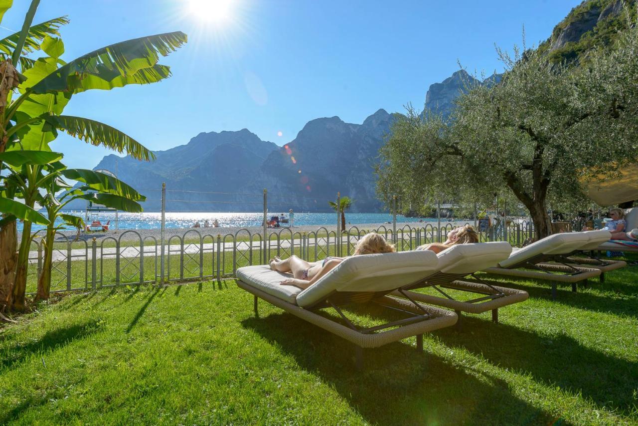 Hotel Baia Azzurra - Lake Front Torbole Sul Garda Extérieur photo
