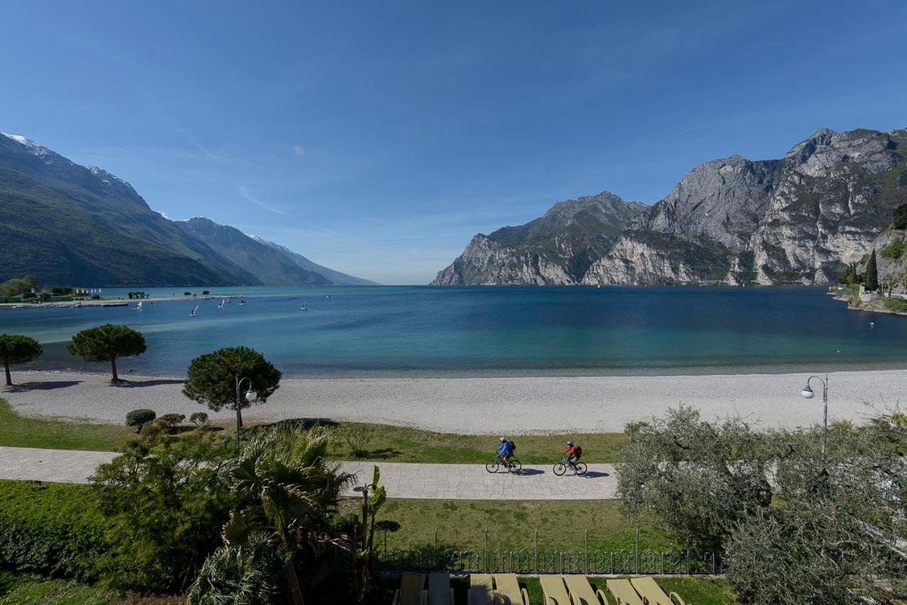 Hotel Baia Azzurra - Lake Front Torbole Sul Garda Extérieur photo
