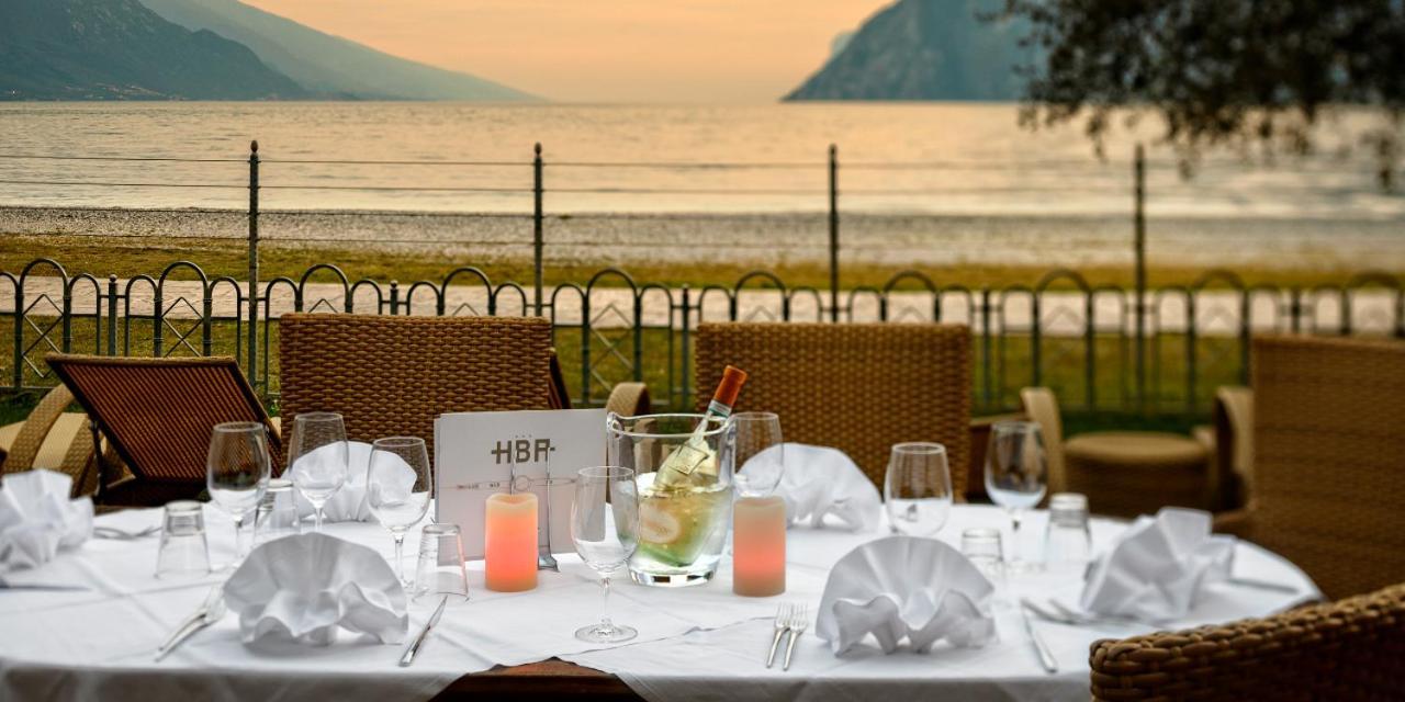 Hotel Baia Azzurra - Lake Front Torbole Sul Garda Extérieur photo
