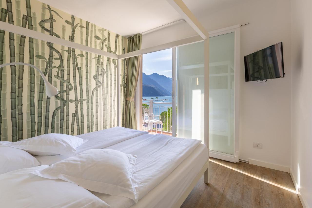 Hotel Baia Azzurra - Lake Front Torbole Sul Garda Extérieur photo