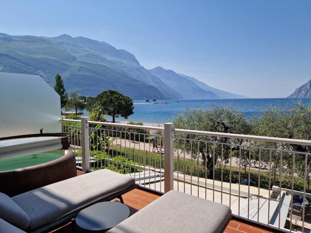 Hotel Baia Azzurra - Lake Front Torbole Sul Garda Extérieur photo
