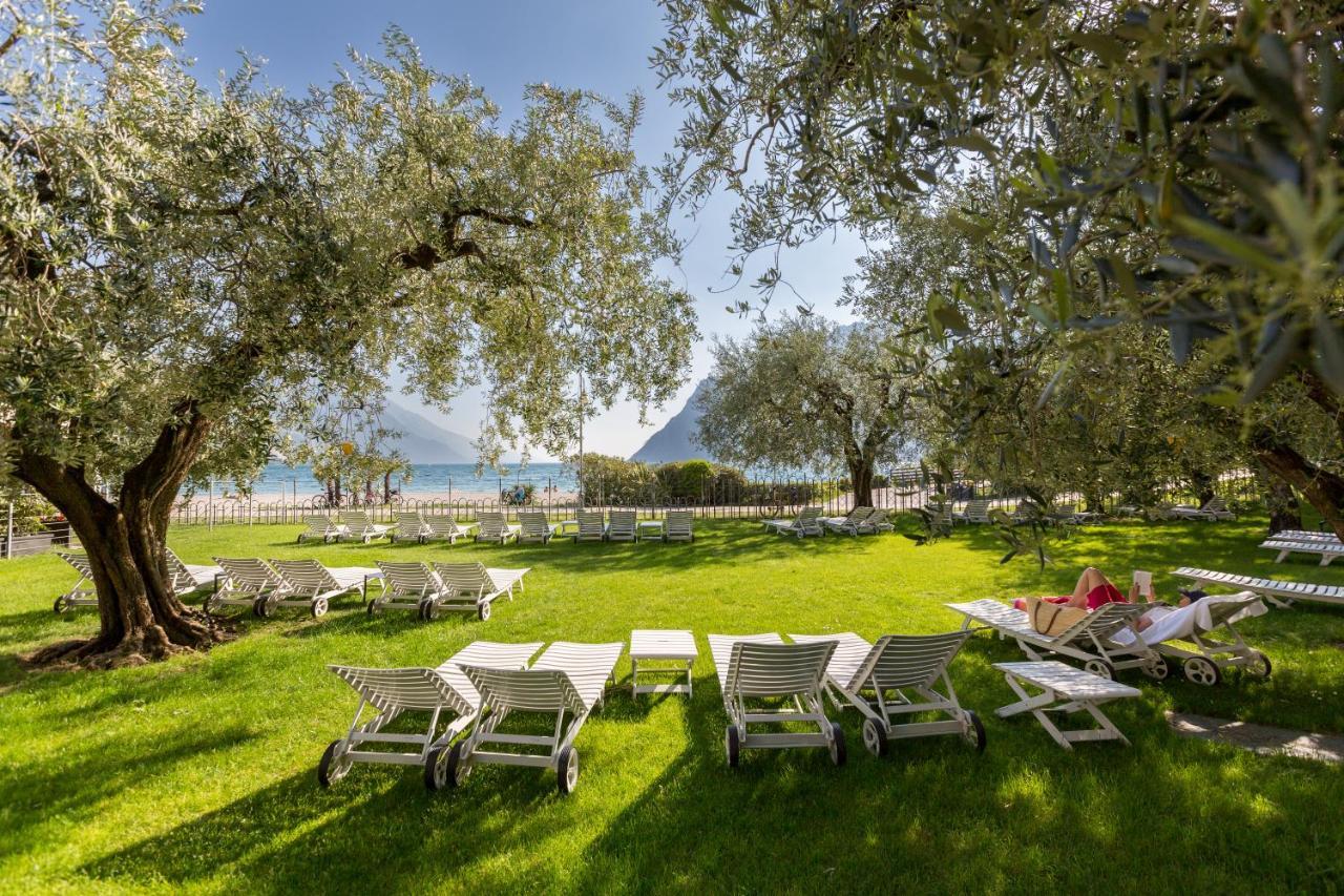 Hotel Baia Azzurra - Lake Front Torbole Sul Garda Extérieur photo