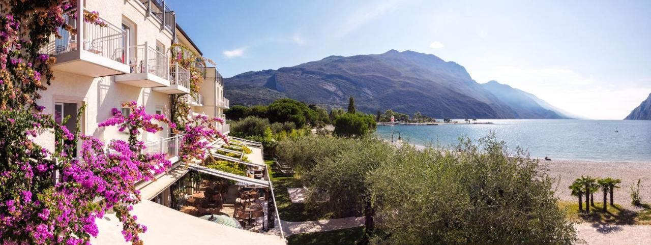 Hotel Baia Azzurra - Lake Front Torbole Sul Garda Extérieur photo