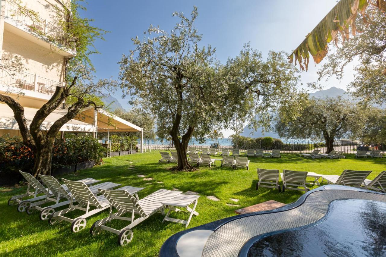 Hotel Baia Azzurra - Lake Front Torbole Sul Garda Extérieur photo