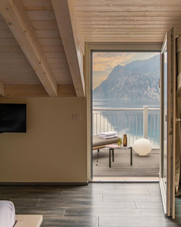 Hotel Baia Azzurra - Lake Front Torbole Sul Garda Extérieur photo