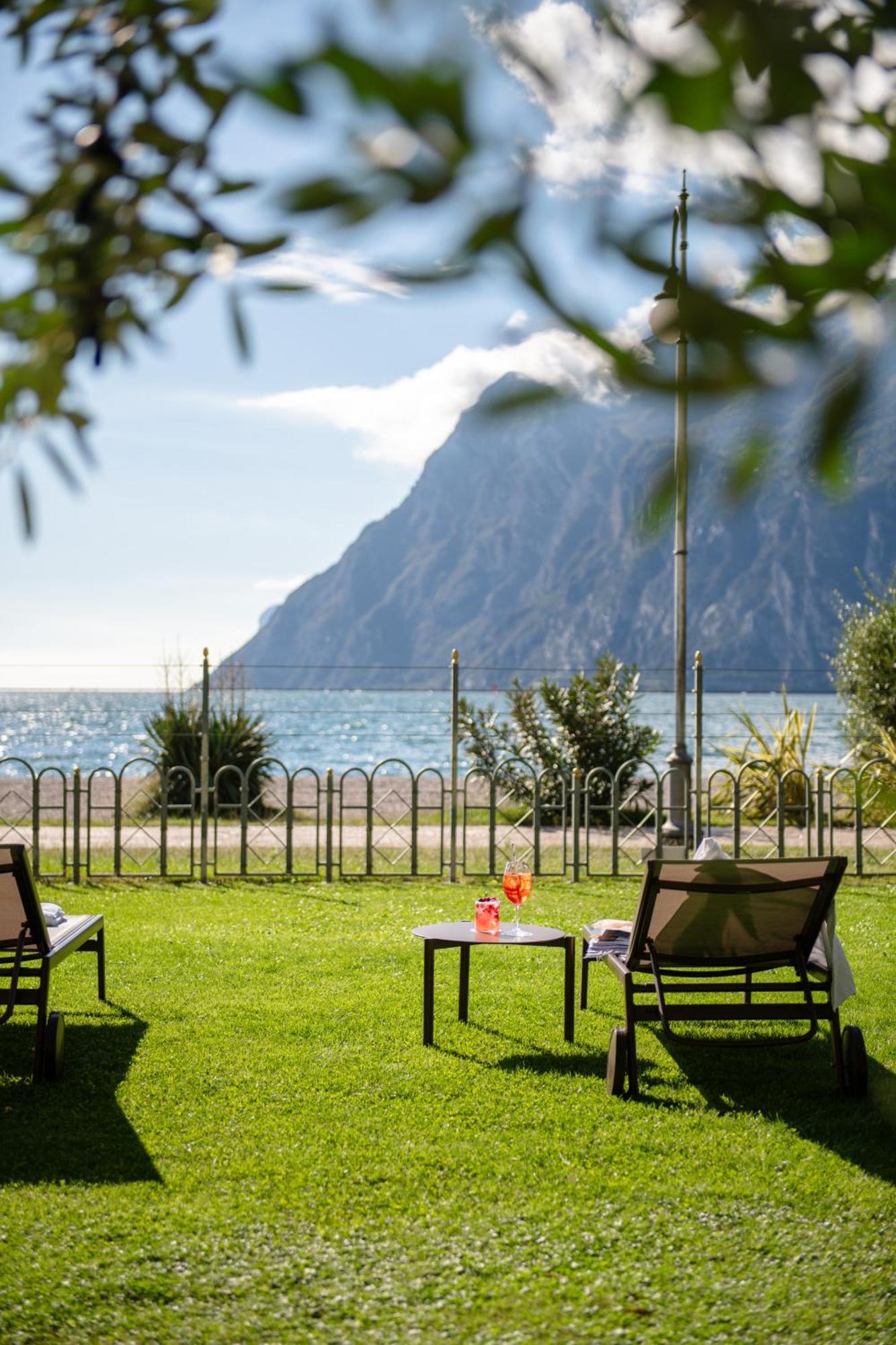 Hotel Baia Azzurra - Lake Front Torbole Sul Garda Extérieur photo