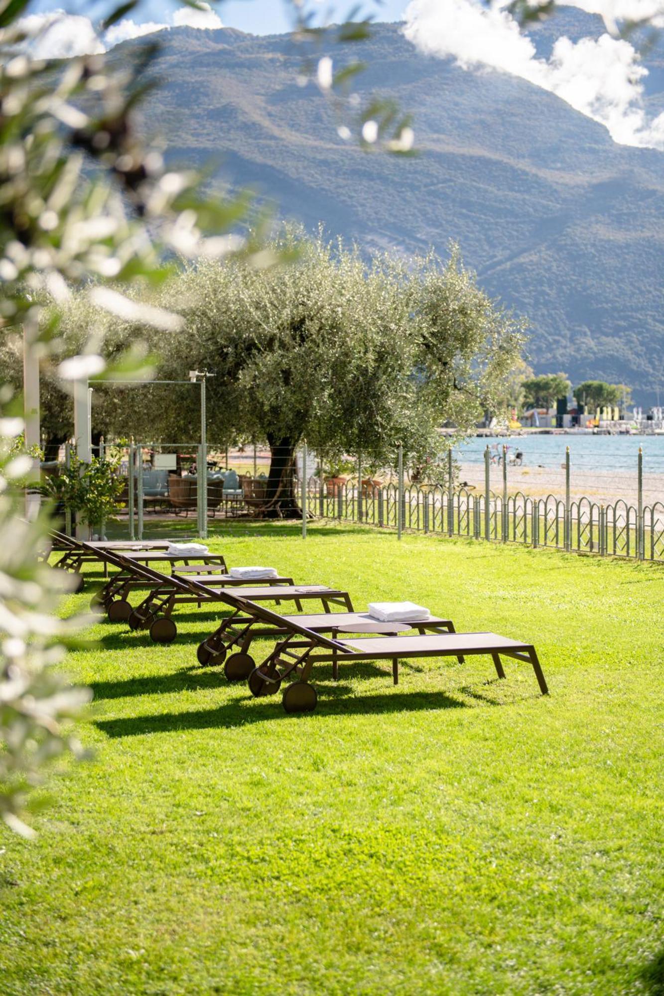 Hotel Baia Azzurra - Lake Front Torbole Sul Garda Extérieur photo