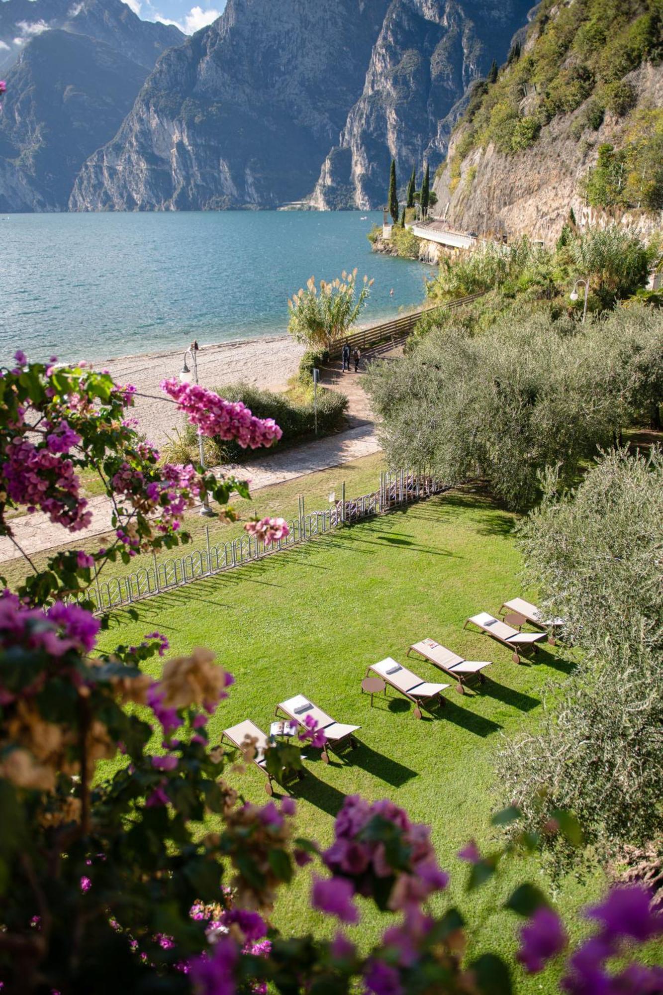 Hotel Baia Azzurra - Lake Front Torbole Sul Garda Extérieur photo