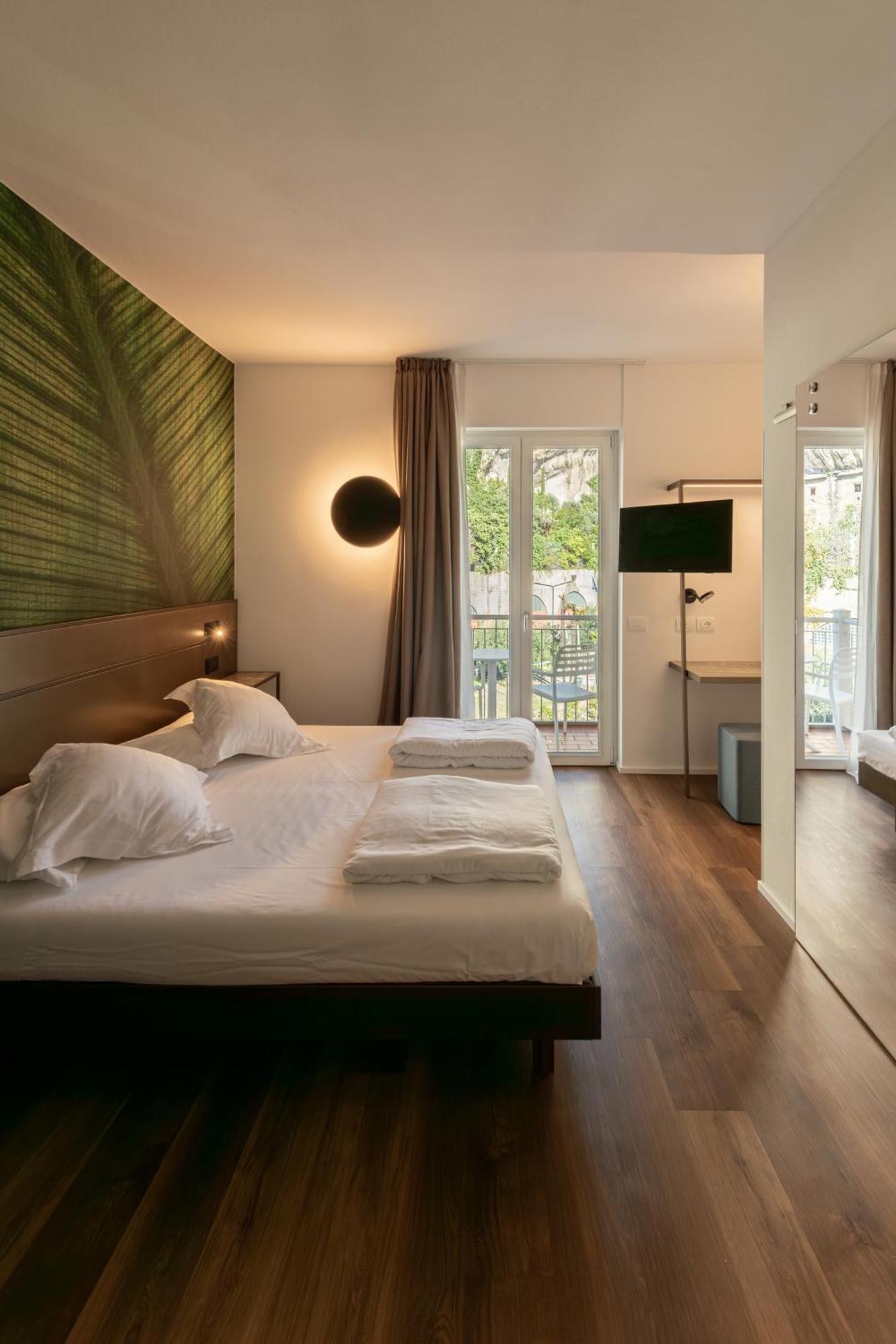 Hotel Baia Azzurra - Lake Front Torbole Sul Garda Extérieur photo