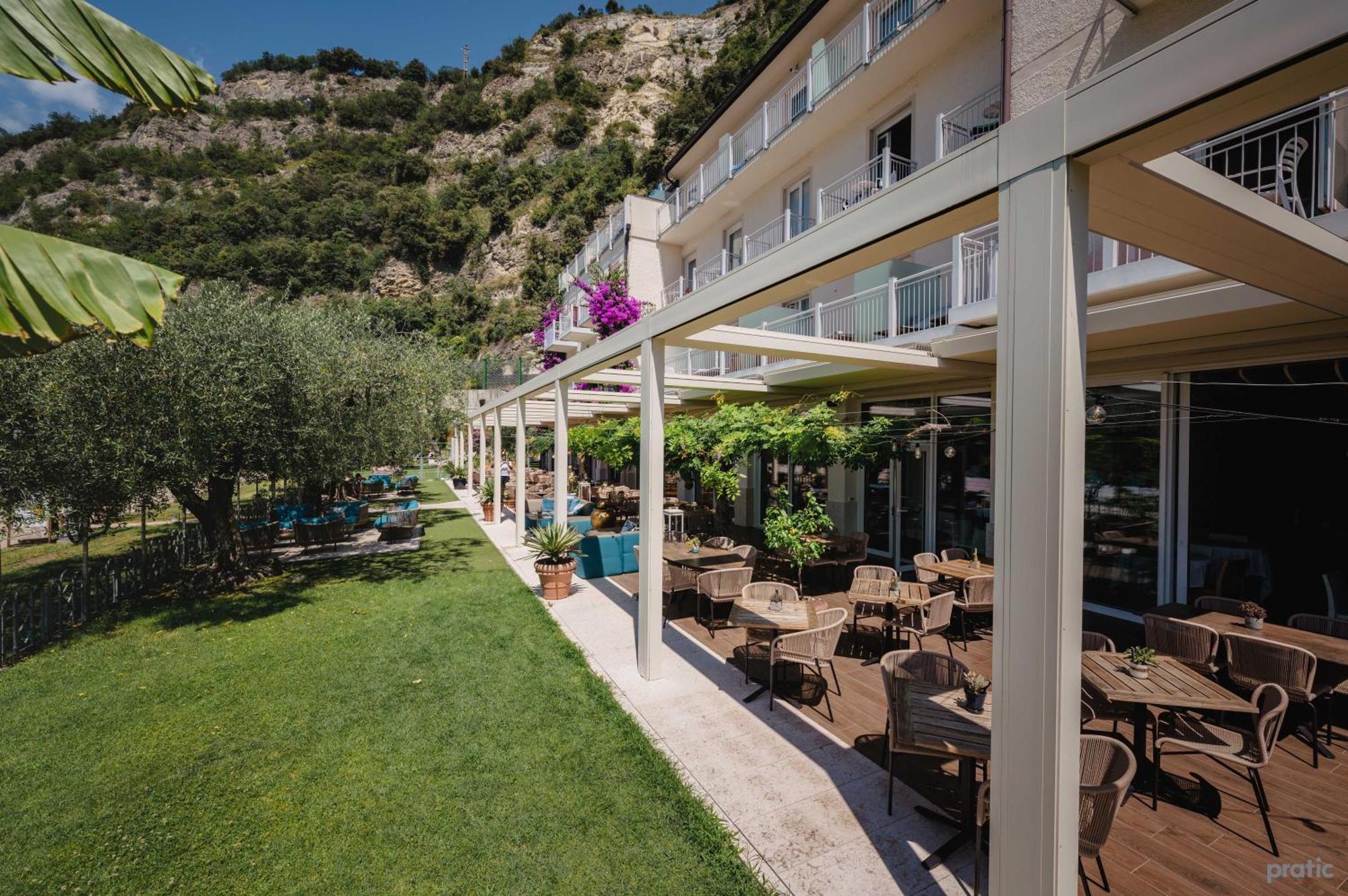 Hotel Baia Azzurra - Lake Front Torbole Sul Garda Extérieur photo