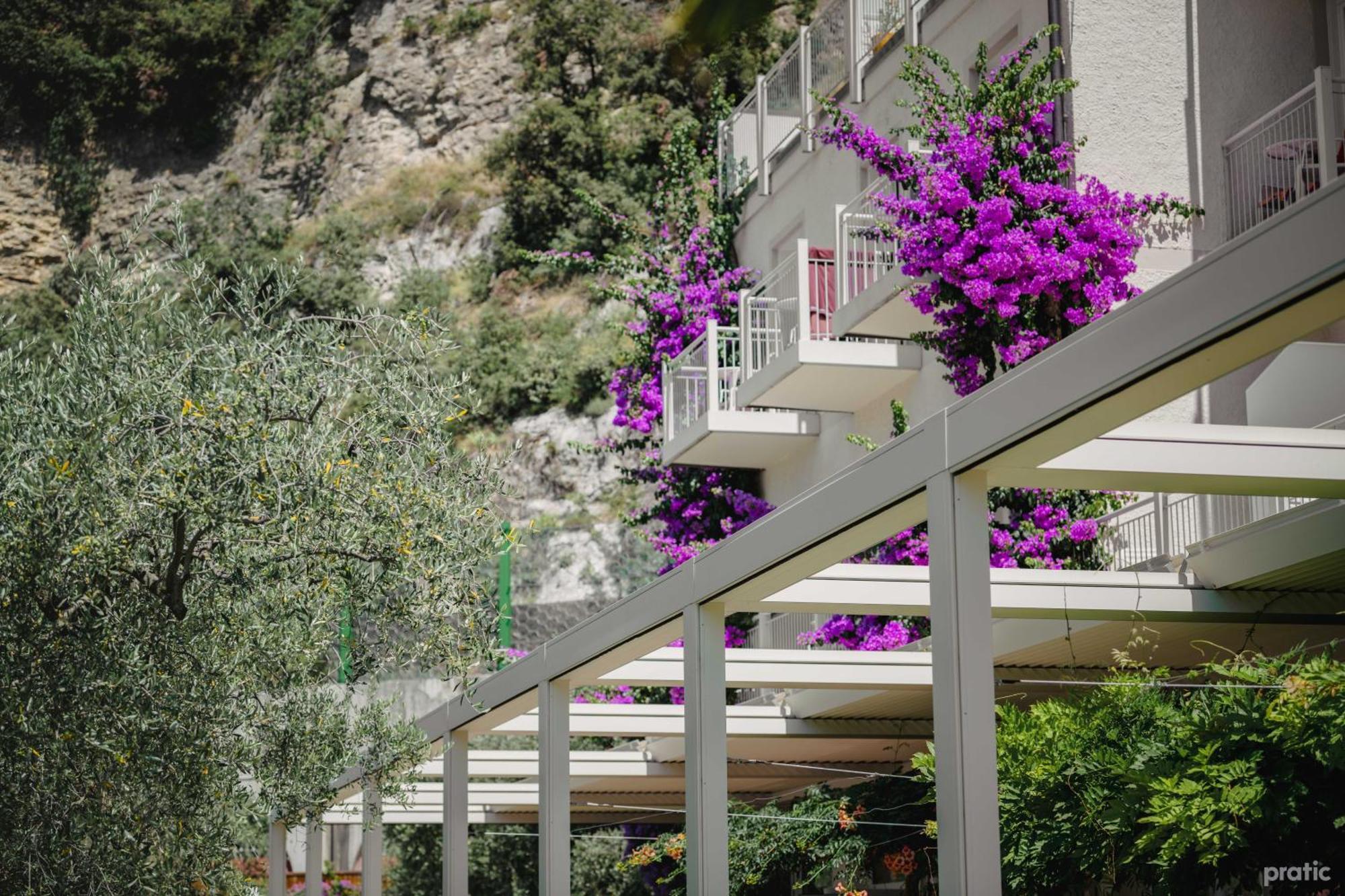Hotel Baia Azzurra - Lake Front Torbole Sul Garda Extérieur photo