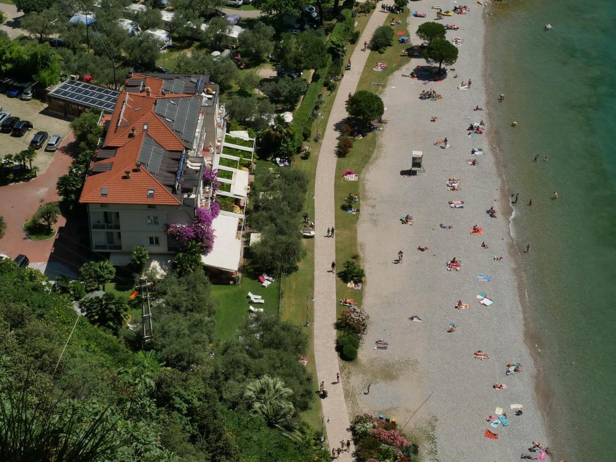 Hotel Baia Azzurra - Lake Front Torbole Sul Garda Extérieur photo
