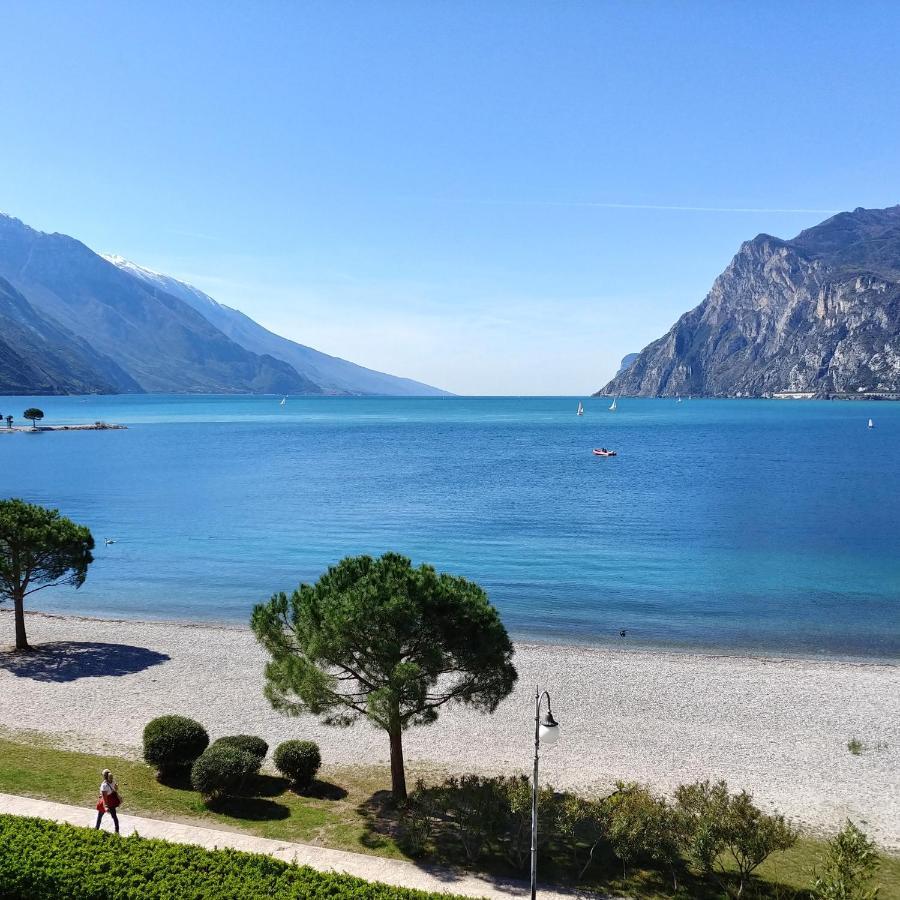 Hotel Baia Azzurra - Lake Front Torbole Sul Garda Extérieur photo