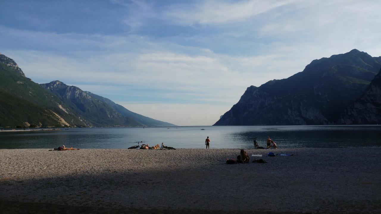 Hotel Baia Azzurra - Lake Front Torbole Sul Garda Extérieur photo