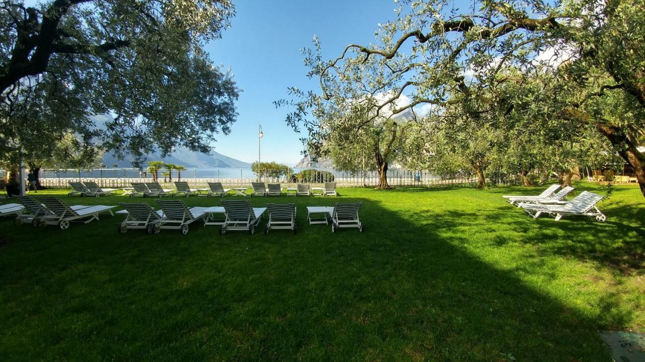 Hotel Baia Azzurra - Lake Front Torbole Sul Garda Extérieur photo